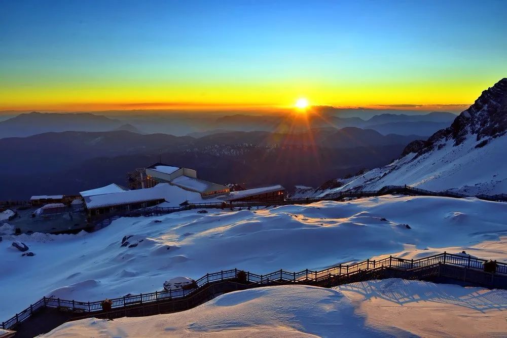 玉龙雪山日照金山最新景象与体验